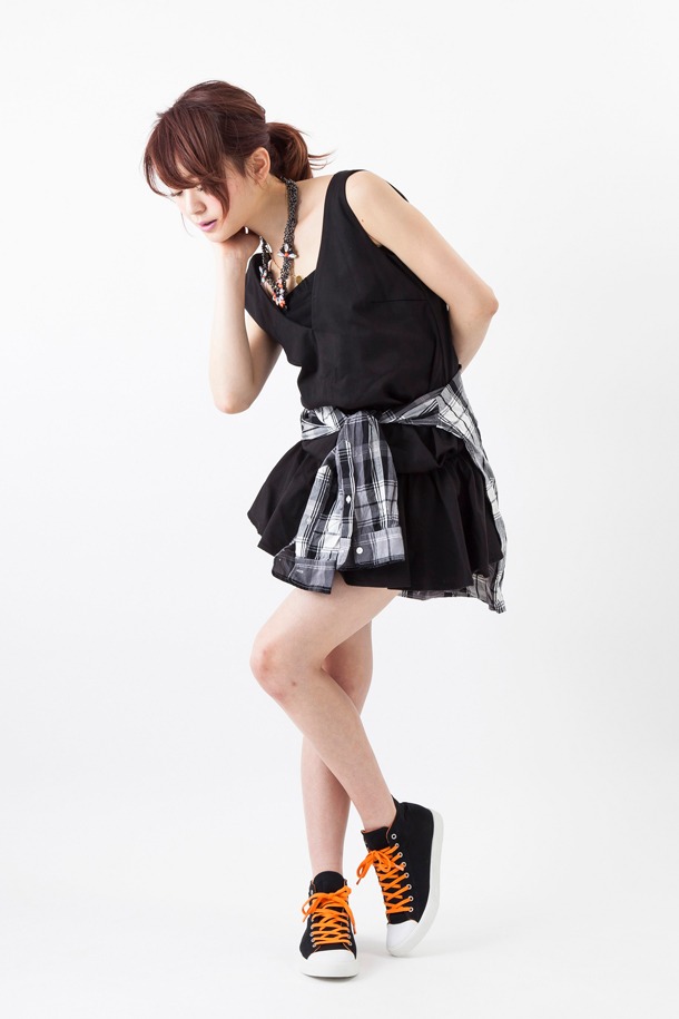 「ハイキュー!! 烏野高校ユニフォームモデルスニーカー」を履いた様子。(c)古舘春一／集英社・「ハイキュー!!」製作委員会・MBS