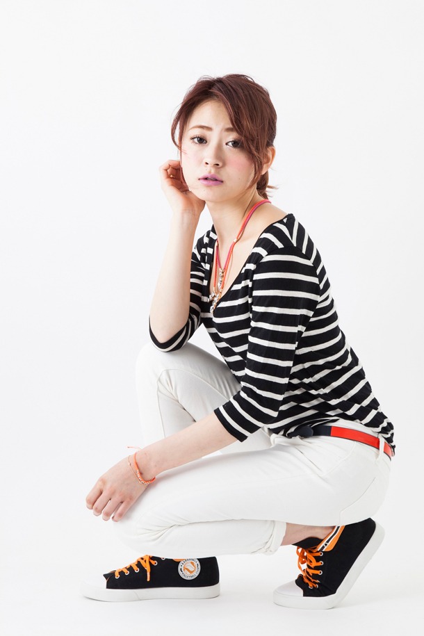 「ハイキュー!! 烏野高校ユニフォームモデルスニーカー」を履いた様子。(c)古舘春一／集英社・「ハイキュー!!」製作委員会・MBS