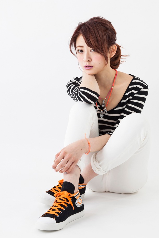 「ハイキュー!! 烏野高校ユニフォームモデルスニーカー」を履いた様子。(c)古舘春一／集英社・「ハイキュー!!」製作委員会・MBS