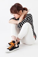 「ハイキュー!! 烏野高校ユニフォームモデルスニーカー」を履いた様子。(c)古舘春一／集英社・「ハイキュー!!」製作委員会・MBS