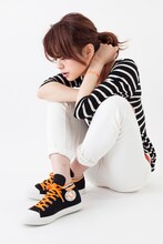 「ハイキュー!! 烏野高校ユニフォームモデルスニーカー」を履いた様子。(c)古舘春一／集英社・「ハイキュー!!」製作委員会・MBS