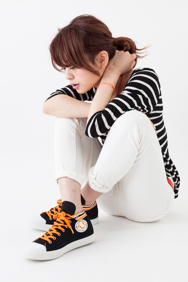 「ハイキュー!! 烏野高校ユニフォームモデルスニーカー」を履いた様子。(c)古舘春一／集英社・「ハイキュー!!」製作委員会・MBS