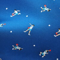 ネクタイメーカー協力のもと完成したオリジナルジャカード生地には、小さなペコがデザインされている。 （c）松本大洋・小学館／アニメ 「ピンポン」製作委員会