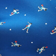 ネクタイメーカー協力のもと完成したオリジナルジャカード生地には、小さなペコがデザインされている。 （c）松本大洋・小学館／アニメ 「ピンポン」製作委員会