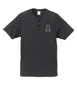 「木曜日のフルット」ヘンリーネックTシャツ（ブラック）のフロント。