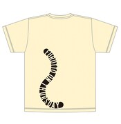 「木曜日のフルット」背中にしっぽTシャツ（ベージュ）のバック。