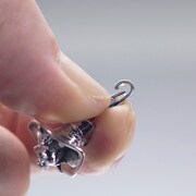 「羊」チャーム (c)御巫桃也/一迅社・カーニヴァル製作委員会