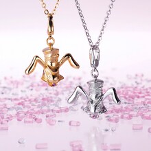 「兎」チャーム (c)御巫桃也/一迅社・カーニヴァル製作委員会