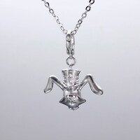 「兎」チャーム (c)御巫桃也/一迅社・カーニヴァル製作委員会