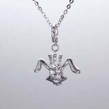 「兎」チャーム (c)御巫桃也/一迅社・カーニヴァル製作委員会