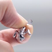 「兎」チャーム (c)御巫桃也/一迅社・カーニヴァル製作委員会