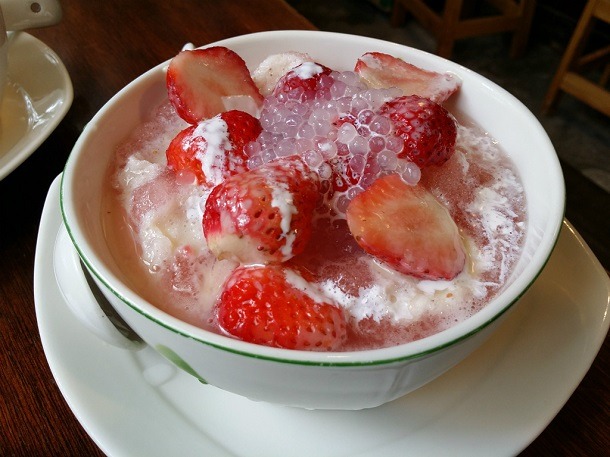 取材旅行記より、騒豆花の草苺豆花（いちごの豆花）。