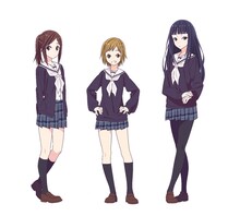 作中でヤヤが組むことになるバンド「Need Cool Quality」のメンバー。左から小町結香（CV：高井舞香）、山ノ下祥子（CV：若井友希）、梶原亜里沙（CV：山本彩乃）。 (c)浜弓場双・芳文社／ハナヤマタ製作委員会