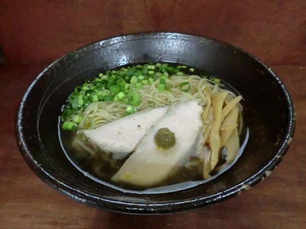 北海道の「綱取物語」にて提供される「冷たいラーメン 柚子胡椒ぞえ」。シンプルな見た目と魚介の旨味で、透き通るようなシャロをイメージした1杯。