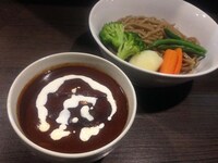 東京の「自家製麺ほうきぼし」にて提供される「濃厚ビーフデミ☆焙煎珈琲つけ麺」。チノがこよなく愛するコーヒーへの思いを、自家製麺に織り込んだ1杯。