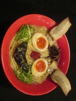福岡の「本田商店」にて提供される「シャロの秘密のうさぎ麺」。チャーシューでシャロのカチューシャを、玉子で酔っ払った表情をそれぞれ表現している。