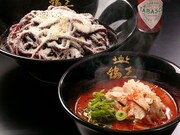 東京の「鶏王けいすけ」にて提供される「ココアのつけ麺 とま鶏白湯」。ココアパウダーを練り込んだ麺とトマトがポイントだ。
