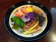 大阪の「金久右衛門本店」にて提供される「煌めくリゼのエバーパープル」。スープには同店舗オリジナルの醤油と、リゼの名前の由来でもあるフレーバーティー「テ・デ・ザリゼ」が加えられている。