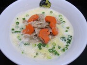 愛知の「肉そば なおじ」にて提供される「ふわとろ～じりん」。中細麺によく絡むふわふわ玉子で、千夜のおっとりしたキャラクターが表現された。
