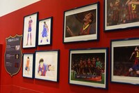 「翼 in バルセロナ コーナー」に展示される原画やFCバルセロナの写真。