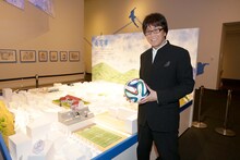 「ボールはともだち。キャプテン翼展」のオープニングセレモニーに登壇した高橋陽一。