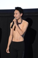 海パン姿で登場した太田年彦役の須賀健太。