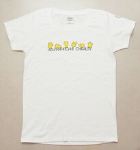 「おもちねずみ」があしらわれた、AZUMA HITOMIのTシャツ。
