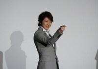 ジョジョ立ちを披露する小野大輔。