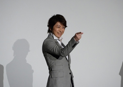 ジョジョ立ちを披露する小野大輔。