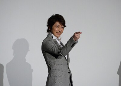 ジョジョ立ちを披露する小野大輔。