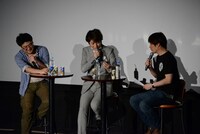 （左から）津田尚克ディレクター、小野大輔、司会の小林治。