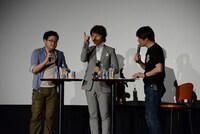 （左から）津田尚克ディレクター、小野大輔、司会の小林治。