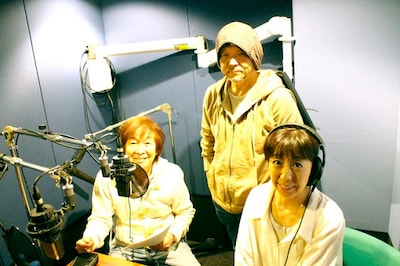 アフレコ風景。左から古川登志夫、押井守監督、冨永みーな。 (c)2014 「THE NEXT GENERATION –PATLABOR-」製作委員会