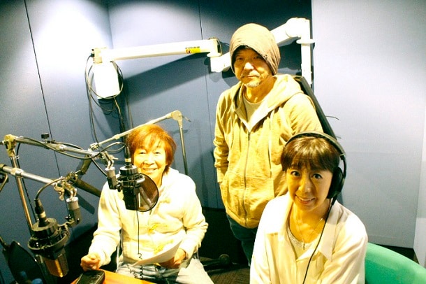 アフレコ風景。左から古川登志夫、押井守監督、冨永みーな。 (c)2014 「THE NEXT GENERATION –PATLABOR-」製作委員会