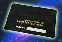 「松本零士公式ファンクラブ」の会員証はステンレス製。ピアノブラックをベースに、文字部分に純金メッキ加工を施した高級感のある仕上がりだ。左サイドには松本零士の自画像が刻まれている。