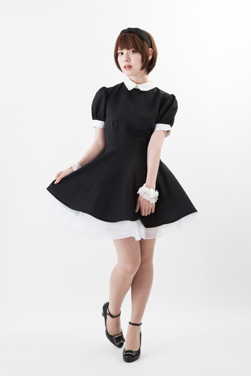 「セバスチャン・ミカエリスモデルパンプス」の着用例。