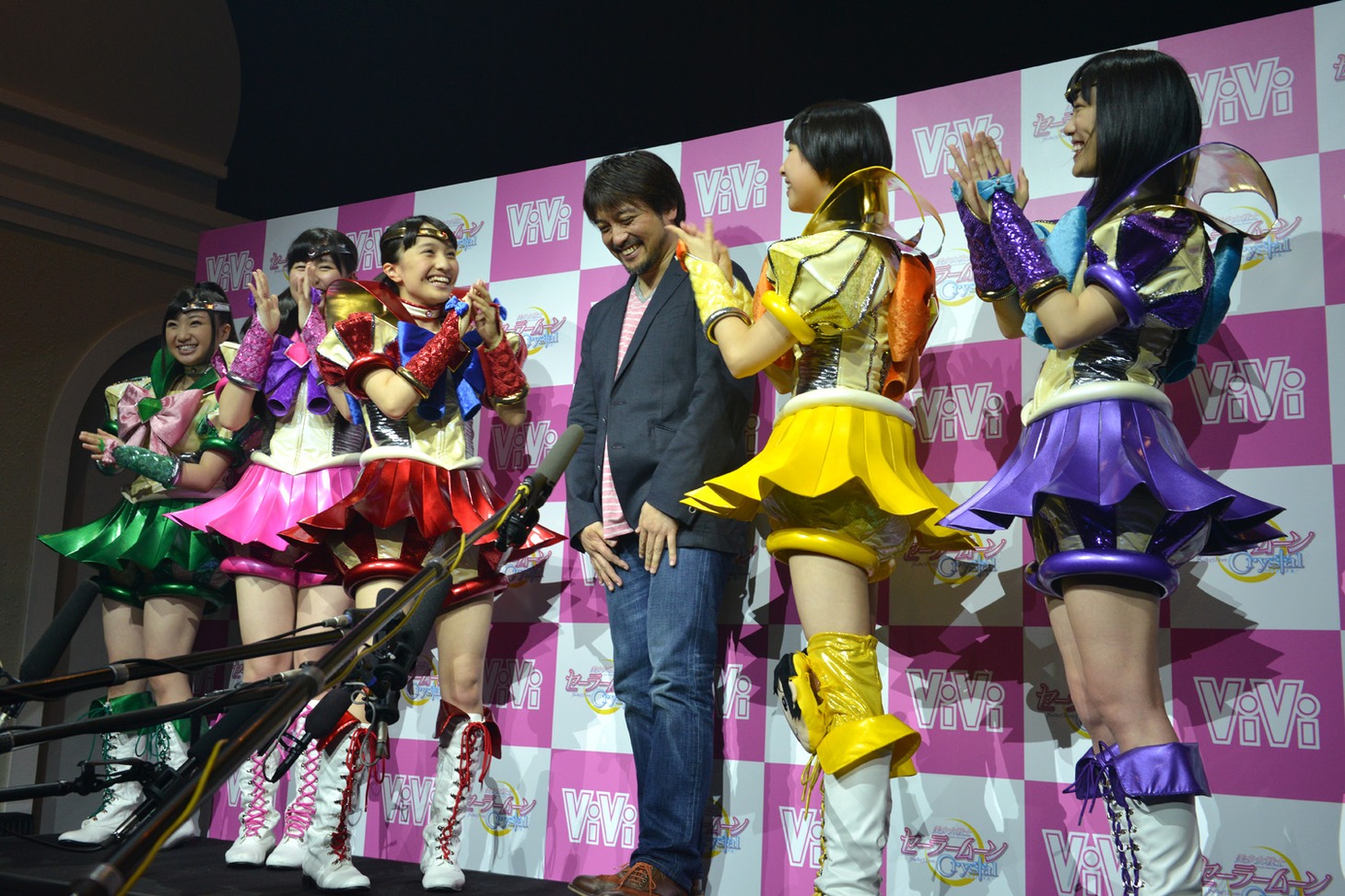 ももクロに促され、照れながらも主題歌を歌唱する境監督。