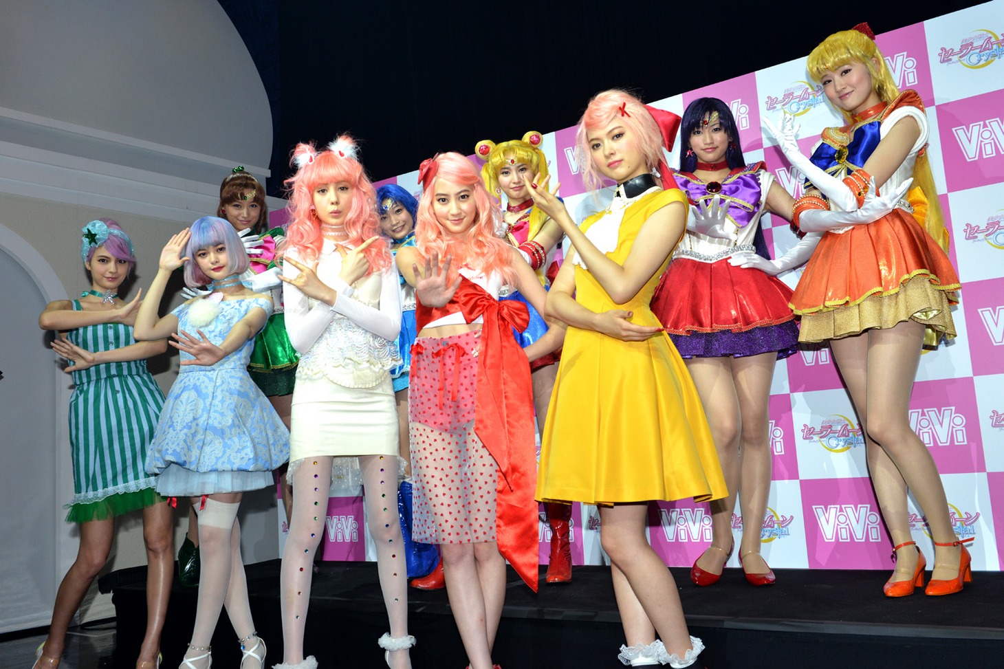 ViViモデル（前列）とミュージカルキャスト（後列）。