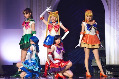 セーラームーンミュージカルキャストの5人は、ミニライブで2曲を披露。