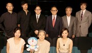 6月26日の「ほぼ完成披露試写会」に参加した面々。写真上列左より八木竜一監督、山崎貴監督、秋元康、豊田章男、辻慎吾、羽鳥慎一。写真下列左より大久保佳代子、樹木希林、西尾由佳理。(c)2014「STAND BY MEドラえもん」製作委員会