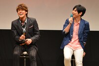 舞台挨拶の様子。左からサブロー役の宮野真守、織田信長役の梶裕貴。