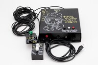 「ナナマル サンバツ」仕様のクイズ早押し機。