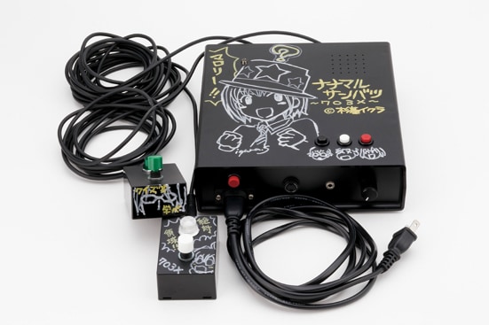 「ナナマル サンバツ」仕様のクイズ早押し機。