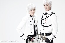 （左から）太田基裕演じるチャールズ・グレイと、広瀬友祐演じるチャールズ・フィリップ。 (c)2014 枢やな／ミュージカル黒執事プロジェクト