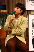 山賀ヒロユキ役のムロツヨシ。