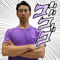 「ジョジョの奇妙なパイル地T-シャツ」のモデル着用イメージ。(C)荒木飛呂彦&LUCKY LAND COMMUNICATIONS/集英社・ジョジョの奇妙な冒険SC製作委員会