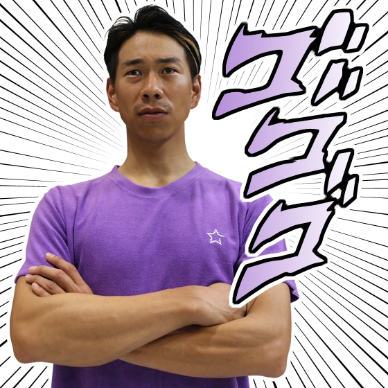 「ジョジョの奇妙なパイル地T-シャツ」のモデル着用イメージ。(C)荒木飛呂彦&LUCKY LAND COMMUNICATIONS/集英社・ジョジョの奇妙な冒険SC製作委員会