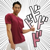 「ジョジョの奇妙なパイル地T-シャツ」のモデル着用イメージ。(C)荒木飛呂彦&LUCKY LAND COMMUNICATIONS/集英社・ジョジョの奇妙な冒険SC製作委員会