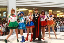 写真左より、セーラージュピター役の高橋ユウ、セーラーマーキュリー役の小山百代、セーラームーン役の大久保聡美、タキシード仮面役の大和悠河、セーラーマーズ役の七木奏音、セーラーヴィーナス役の坂田しおり。