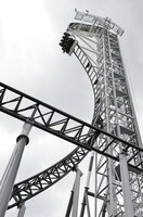 「富士急ハイランド」の大型ローラーコースター「高飛車」。ぼっちで挑んでこそ男だ。